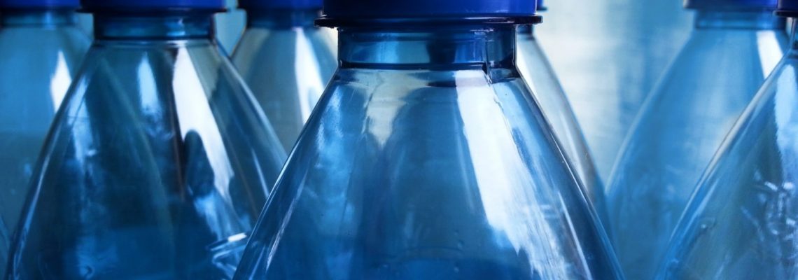 通过可能的降解阶段量化聚碳酸酯水瓶中双酚A (BPA)水平的聚合物实验室测试案例研究图像。