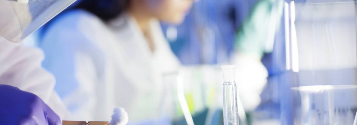 研究在实验室的科学家