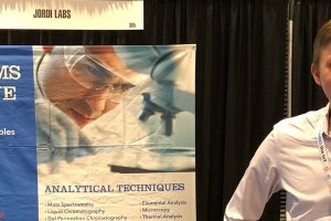 Jordi Lab乐动体育登录s展位的图象在设备谈话mn